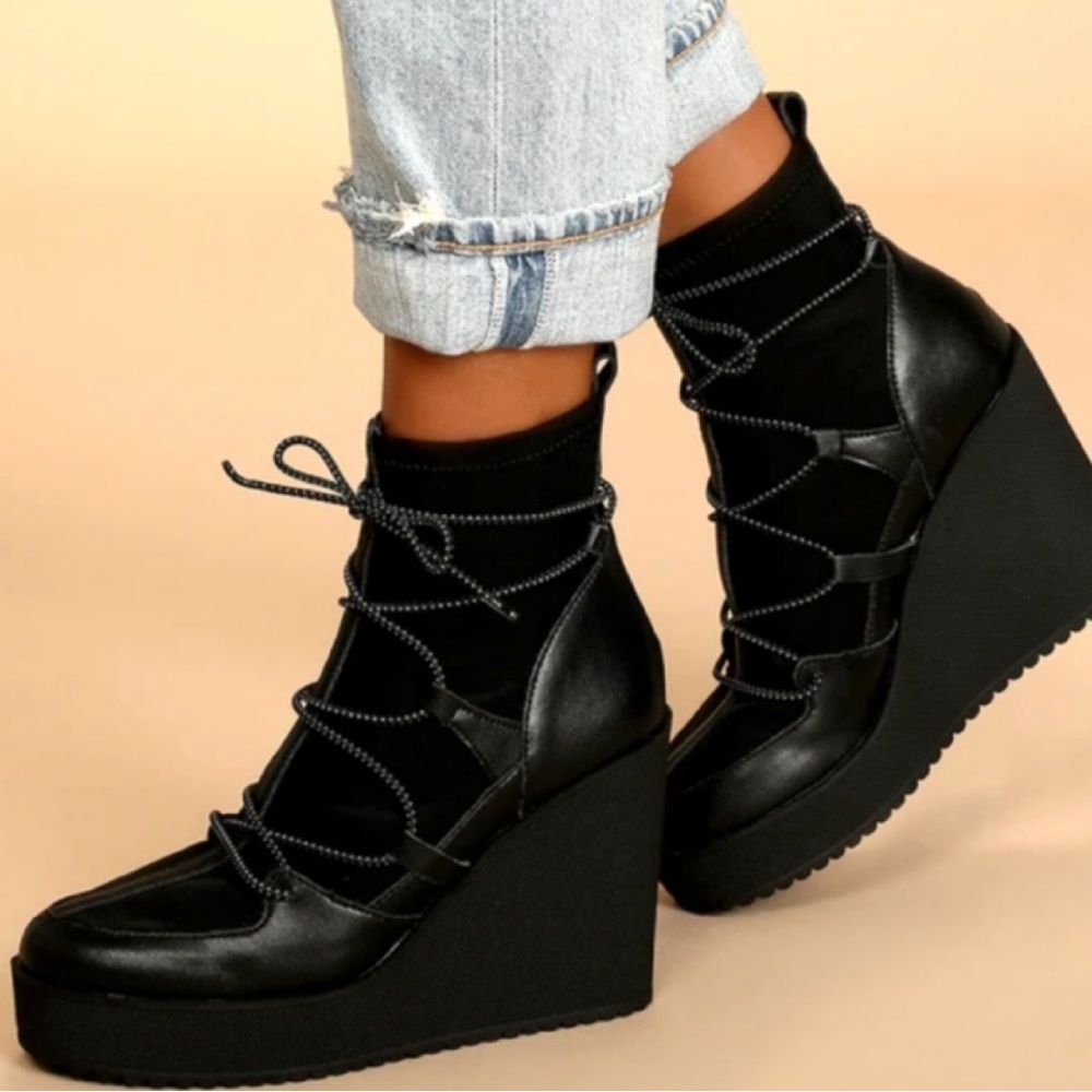 Steve Madden Atomic Woman’s Wedge Lace Boot Sock Leather and Fabric Matrix Sz 10